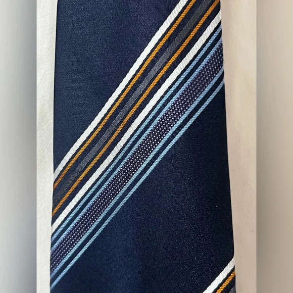 Tie Rack 100% Silk Repp Tie 3.5" x 60" Shades of Blue - Picture 4 of 4